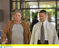 In aller Freundschaft – Dr. Kaminski (Udo Schenk, rechts) hat von den psychischen Problemen Burkhard Drehers (Arved Birnbaum) Wind bekommen. Er versucht ihn davon zu überzeugen, dass er jetzt der Stärkere sein muss, um seine Frau zur Vernunft zu bringen.