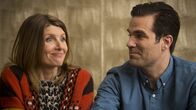 Catastrophe – Sharon (Sharon Horgan) ist überrascht, wie ihre Eltern auf die Baby-Nachrichten reagieren.