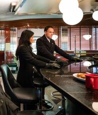 Elementary – Die Detectives haben die Hilfeschreie eines verzweifelten Vaters nicht ernst genommen - jetzt lässt der sich nicht länger abwimmeln und nimmt zahlreiche Geiseln. Liefern Sherlock (Jonny Lee Miller, r.) und Joan (Lucy Liu, l.) den angeblichen Täter nicht binnen 16 Stunden aus, stirbt Joan und mit ihr zahlreiche weitere Geiseln ..