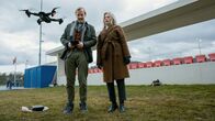 Die Beschatter – Die Beschatter Staffel 1 / Folge 2 Motiv 1 2022 Modernste Überwachungsmittel: Martin Butzke als Hennig Eckberg, Esther Gemsch als Doro Iselin Regie: Michael Steiner Produktion: Turnus Film AG Kamera: Pascal Walder Created by Simone Schmid, Francesco Rizzi