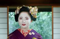 Japan von oben – Umehina ist eine Maiko, ein „tanzendes Mädchen“. Maikos werden in der Stadt Kyoto Geishas in Ausbildung genannt