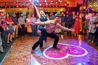 Perfect Harmony – Ginny (Anna Camp, l.); Dwayne (Geno Segers, r.)
