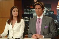 How I Met Your Mother – Während der Moderation mit ihrem Kollegen Sandy (Alexis Denisof, r.) ahnt Robin (Cobie Smulders, l.) noch nicht, was sie zu Hause erwarten wird ...