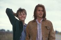 Gilbert Grape - Irgendwo in Iowa – Nach dem Suizid seines Vaters kümmert sich Gilbert Grape (Johnny Depp) unter anderem um seinen geistig behinderten Bruder Arnie (Leonardo DiCaprio).