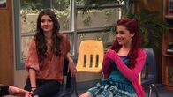 Victorious – L-R: Tori Vega (Victoria Justice), Cat Valentine (Ariana Grande)
