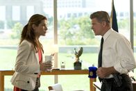 Miss Undercover 2 – Eigentlich will FBI Leiter Collins (Treat Williams, r.) Gracie (Sandra Bullock, l.) nur schützen und hält sie deshalb aus dem Fall raus. Wieder einmal muss sie also beweisen, dass ihr Aussehen nichts über ihre Fähigkeiten aussagt ...