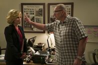 Modern Family – L-R: Claire Dunphy (Julie Bowen) und Jay Pritchett (Ed O'Neill)