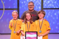 1, 2 oder 3 – Das gelbe Rateteam aus Gmunden/Österreich freut sich mit Elton über die heutige spannende Erfahrung im "1, 2 oder 3"-Studio.