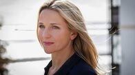 Praxis mit Meerblick – Praxis mit Meerblick – Auf zu neuen Ufern Sie sieht mit hoffnungsvollem Blick in die Zukunft: Tanja Wedhorn als Nora Kaminski Copyright: SRF/ARD Degeto/Boris Laewen