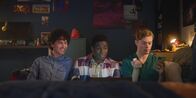 Spellbound - Verzaubert in Paris – Benoit (Étienne Moana, l.), Jack (Sam Darius, M.) und Finn (Zac Gabriel Werb, r.) holen sich Inspiration aus Filmen, um die beste Methode zu finden, wie man ein Date ausmacht.