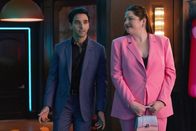 Hacks – Jimmy (Paul W. Downs) und Kayla (Megan Stalter) geraten mit Janet in einen offenen Konflikt, die entschlossen ist, Jimmys alte Klienten – darunter auch Deborah – für sich zu gewinnen. Doch wie wird sich Deborah entscheiden?