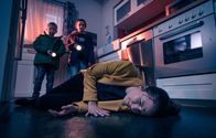 In aller Freundschaft – Im Haus Brentano ist der Strom ausgefallen. Als Arzu (Arzu Bazman) die Streichhölzer für die Kerzen vom Schrank holen will, stürzt sie und landet erst auf der Küchenzeile und dann auf dem Boden. Ihre beiden Söhne Oskar (Leonard Scholz, re.) und Max (Ben Grünberg) beobachten entsetzt, wie ihre Mutter liegen bleibt.