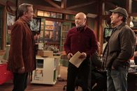 Last Man Standing – Ed (Hector Elizondo, M.) möchte, dass Mikes Bruder Jim (Mike Rowe, r.) zusammen mit dem Vater der beiden eine neue Filiale von Outdoor Man eröffnet. Doch Mike (Tim Allen, l.) gefällt das zunächst gar nicht ...