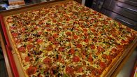 Moderne Wunder – Die "Giant Sicilian Pizza" von "Big Mama's and Papa's Pizzeria" in Los Angeles.