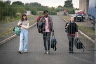Silverpoint – Bea (Aoife Hughes, r.) ist mit Alice (Scarlett Rayner, l.) und Finn (Jordan Adene, M.) in die Stadt gefahren. Dort will sie nach ihren Freunden suchen. Sie will zum Sitz der Umweltorganisation, der Fischer und seine Leute angehören.