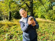 P.M. Wissen – Gabriele Reisinger hilft diesem untergewichtigen Igel in ihrer Igel-Auffangstation, um über den Winter zu kommen.