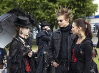 In aller Freundschaft – Roland Heilmann hat Jakob (Karsten Kühn, Mitte) verdonnert, auf die 16jährige Jasmin Röder (Anne Luise Tietz, links) aufzupassen, die das Leipziger Wave- und Gotiktreffen besucht. Jasmin ist gleich angetan von Jakob. Als Caro Strehle, Jakobs Freundin (Sandra S. Leonhard, rechts), jedoch plötzlich auftaucht, ist sie sichtlich enttäuscht.