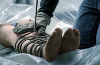 Polizeiruf 110 – Die Füße der Leiche werden verschnürt.