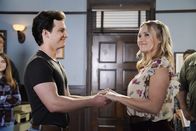 Young Sheldon – Montana Jordan (George ‚Georgie‘ Cooper Jr.), Emily Osment (Mandy).