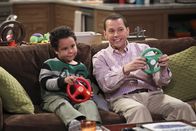 Two and a Half Men – Sabotieren heimlich Waldens Regeln: Alan (Jon Cryer, r.) und Louis (Edan Alexander, l.) ...