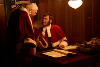 All I Want For Christmas – Der starrsinnige Rektor (Ulf Pilgaard, rechts) der Weihnachtsmannschule ist empört über Lucias Wunsch. Gemeinsam mit seinem Mitarbeiter Gubbe (Ejnar Hans Jensen, links) schmiedet er einen hinterhältigen Plan: Lucias Wunsch soll nur stattgegeben werden, wenn sie den Weihnachtswunsch eines bestimmten Kindes erfüllen kann.