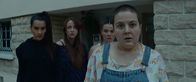 Derby Girl – Allison (Myra Bitout, l.), Booby (Allison Chassagne, 2.v.l.), Mother (Sophie-Marie Larrouy, 3.v.l.) und MJ (Salomé Diénis Meulien, r.) sind einer großen Sache auf der Spur. Doch als sie dem nachgehen wollen, erwartet sie eine herbe Enttäuschung.