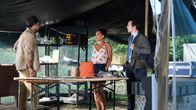 Death in Paradise – Am Tatort angekommen, machen sich DS Cassell (Joséphine Jobert, M.) und DI Parker (Ralf Little, r.) ein Bild von der Lage. Als Ed Lancer (Luke Pasqualino, l.) ihnen erzählt, was vorgefallen ist, entwickelt sich schnell ein erster Verdacht.
