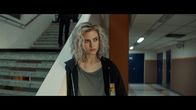 Cryptid – Ester (Maja Johanna Englander) glaubt an eine Verschwörung.