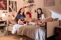 Schloss Einstein - Erfurt – Carolin (Paloma Padrock, li.) und Olivia (Holly Geddert, re.) entspannen am Abend vor dem großen Vortanzen.
