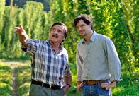 Hopfensommer – rbb Fernsehen HOPFENSOMMER, Deutschland 2010, Regie Christian Wagner Uhr. Josef (Elmar Wepper, li.) gibt seinem Sohn Karl (Fritz Karl) die Schuld am Tod seiner Schwester.