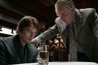 Tödliche Entscheidung – Weil sein Brunder Hank (Ethan Hawke) am Boden zerstört ist, versucht ihn Andy (Philip Seymour Hoffman) aufzumuntern