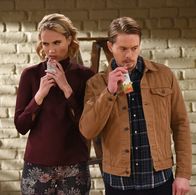 Last Man Standing – Mandy Baxter (Molly McCook, l.); Kyle Anderson (Christoph Sanders, r.)