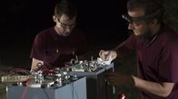 Geheimakte Tesla – Orlando Holmes and Kevin Pritchard at Aron's shop for the Death Ray build.