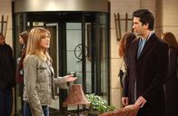 Friends – Ross (David Schwimmer, r.) hat ein schlechtes Gewissen, denn während er eine Anstellung auf Lebenszeit bekommen hat, hat Rachel (Jennifer Aniston, l.) ihren Job verloren ...