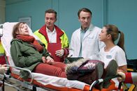 In aller Freundschaft – Jessika Wendel (Isabel Bongard, liegend) wird mit starken Schmerzen und Atembeschwerden in die Sachsenklinik eingeliefert. Sie hat ein junges Mädchen vor einem Überfall bewahrt, die nur leichte Schürfwunden davongetragen hat. Der Notarzt (Markus Neumann, li.), Dr. Martin Stein (Bernhard Bettermann, mi.) und Oberschwester Arzu (Arzu Bazman, re.) staunen über so viel Zivilcourage.