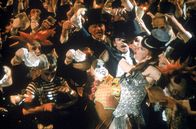 Moulin Rouge – Satine (Nicole Kidman, re.) singt bei ihrem großen Auftritt im Moulin Rouge „Diamonds Are a Girl's Best Friend“.