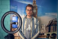 neoriginal: Start the fck up – Jens (László Branko Breiding) tut für Kennys Eltern so als wäre er in London.
