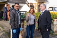 Der Staatsanwalt – Die Kommissare Max Fischer (Max Hemmersdorfer, l.), Fiona Coors (Kerstin Klar) und Oberstaatsanwalt Bernd Reuther (Rainer Hunold, r.) finden im Garten des Opfers eine Zahnprothese.