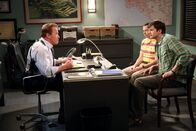 Two and a Half Men – Nach alldem was geschehen ist, suchen Alan (Jon Cryer, M.) und Walden (Ashton Kutcher, r.) Lieutenant Wagner (Arnold Schwarzenegger, l.) auf, da sie mit der Rache von Charlie rechnen. Doch wird er ihnen helfen können?; Nach alldem was geschehen ist, suchen Alan (Jon Cryer, M.) und Walden (Ashton Kutcher, r.) Lieutenant Wagner (Arnold Schwarzenegger, l.) auf, da sie mit der Rache von Charlie rechnen. Doch wird er ihnen helfen können?