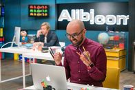 Alibi.com – Mithilfe modernster Technik gaukeln Grégory (Philippe Lacheau, l.) und Augustin (Julien Arruti, r.) für ihre Kunden Welten vor, die nicht existieren.