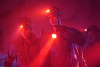Scorpion – Bevor eine Fledermauskolonie das nordamerikanische Ökosystem zerstören kann, müssen Paige (Katharine McPhee, l.), Walter (Elyes Gabel, r.) und das restliche Team den Tieren einen Besuch in den Höhlen abstatten. Wird dieser Auftrag tatsächlich mal problemlos funktionieren?