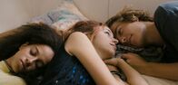 Lovecut – Das Leben beginnt, der Sommer ist lang und die Liebe frei: Momo (Melissa Irowa, l.), Luka (Luca von Schrader, M.) und Ben (Max Kuess, r.).