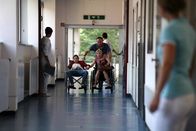Allein unter Müttern – Harald (Hannes Jaenicke, M.) wird zugleich Vater und Opa: Kaum setzen bei Marla (Nina Gummich, l.) die ersten Wehen ein, da zieht Sabine (Dana Golombek, r.) auch schon nach ...