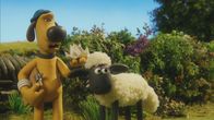 Shaun das Schaf – Shaun und Bitzer wundern sich über den Farmer. Nach seinem Urlaub ist er wie ausgewechselt.