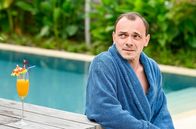 WaPo Bodensee – Geschäftsmann Alexander Pachmann (Konstantin Lindhorst) wurde Opfer seines Raubüberfalls. Aber auch sein Lebenslauf ist nicht so sauber, wie er vorgibt.