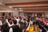 Hoagascht – Amtierender Kommissär Christian Bernhofer dirigiert beim Andingen