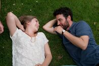 Liberal Arts – Jesse (Josh Radnor) und Zibby (Elizabeth Olsen) verstehen sich auf Anhieb prächtig.