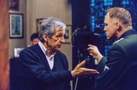 Der Stellvertreter – Regisseur Costa-Gavras (li.) mit Ulrich Tukur (re.) in der Rolle des Kurt Gerstein
