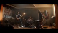 Cryptid – v.l.), Ester (Maja Johanna Englander, r.) und Tuva (Beata Borelius, l.) proben mit ihrer Band "Fuck U!".