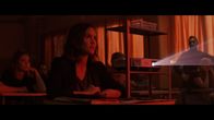 Cryptid – Lisa (Astrid Morberg, 2.v.l.) stellt ihre Bilder in der Schule vor.